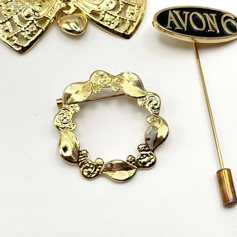 Lot of 4 Vintage Retro MCM Gold Tone Small Bow Avon 6 Circle Brooch Stick Pins